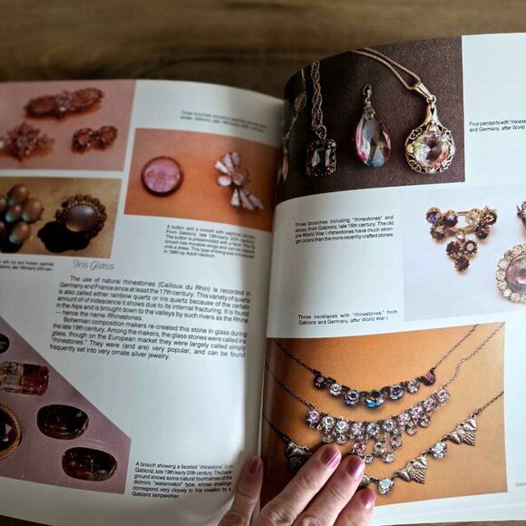 Baubles, Buttons and Beads. The Heritage of Bohemia by Sibylle Jargstorf. - Picture 6 of 8